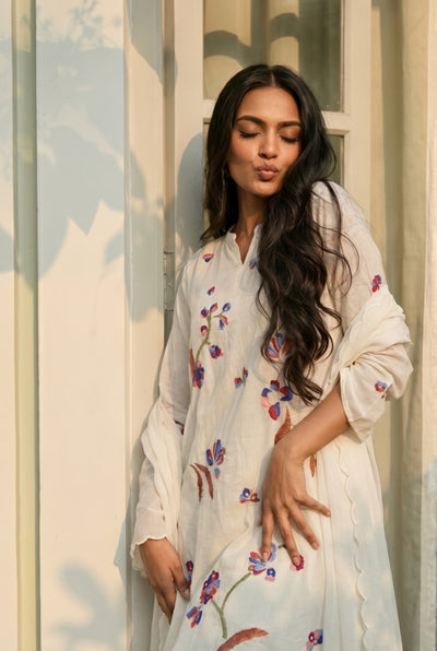 Aab Multicolored Thread Embroidered Kurta Set in Ivory
