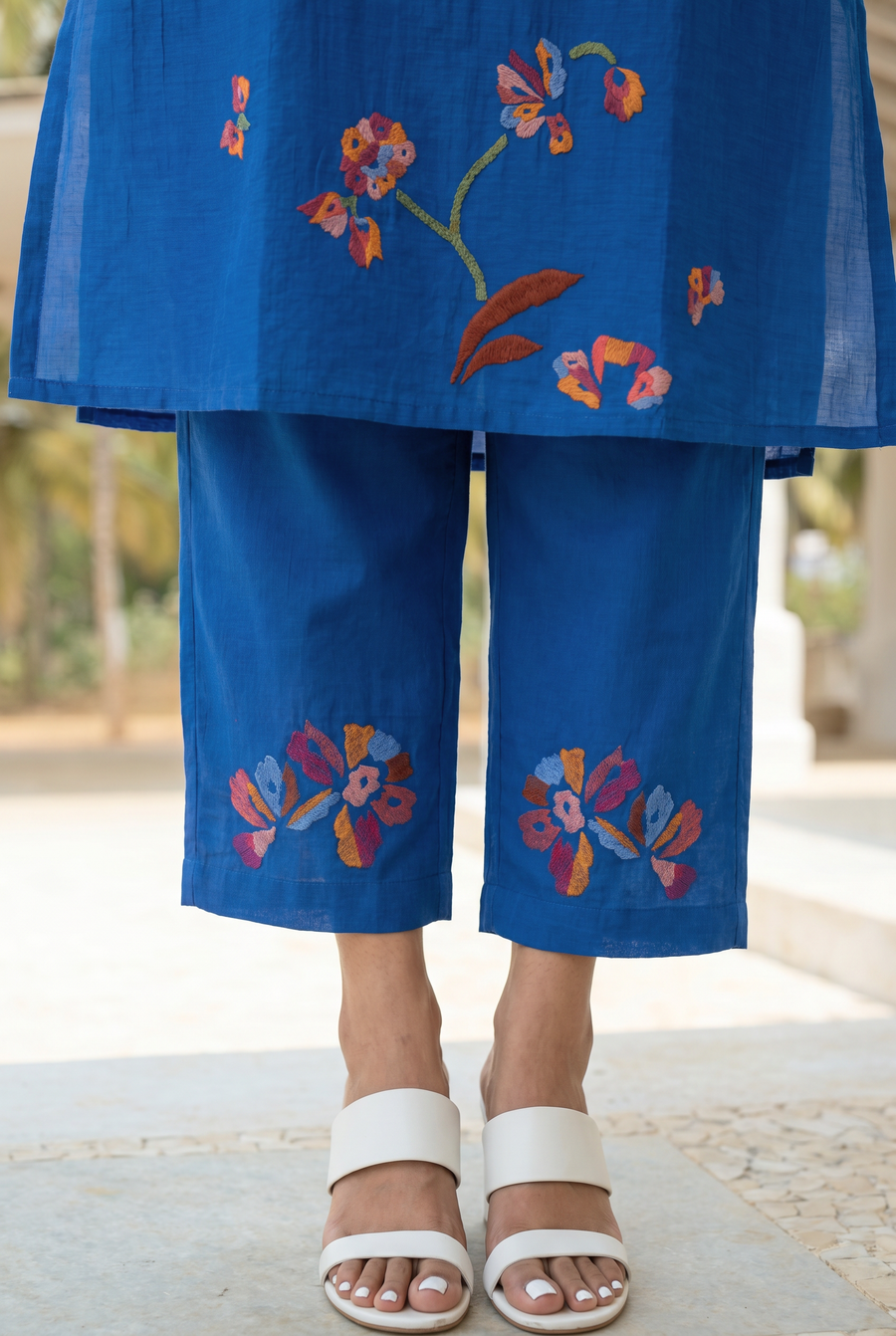 Aab Multicolored Thread Embroidered Kurta Set